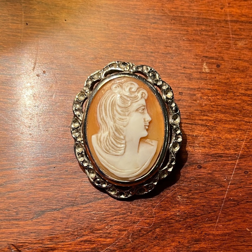 CAMEO antique vintage 1940s carved shell brooch